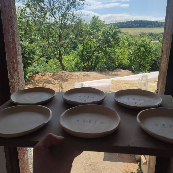 Francouzské dveře se někde zasekly. Kurýr nedorazil a tak mi to v dílně pěkně luftuje. Dorazí? Nedorazí? #jsouvbrne...